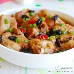 DIY豉汁蒸排骨:材料：猪小排、姜、蒜、小红椒、葱、豆豉、料酒、酱油、蚝油、糖、胡椒粉、香油、淀粉。做法：1、猪小排用清水清洗，沥干水分。葱、姜、蒜、红尖椒切碎备用。将切好的葱、姜、蒜、红椒和所有腌料、豆豉拌匀。2、把排骨放入腌制1个小时左右入味。腌好的排骨放入盘中，上蒸锅大火蒸30分钟