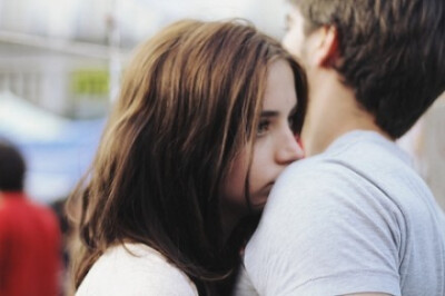 有个男人的兄弟问他：“你这辈子最怕什么？”他回答说：“我老婆的眼泪。因为我是一个男人，我不能让我爱的女人掉一滴眼泪。