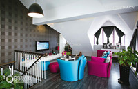 小阁楼样式的顶层，是孩子们游戏的空间，糖果色的沙发和椭圆形的小茶几迎合了孩子们的童真。