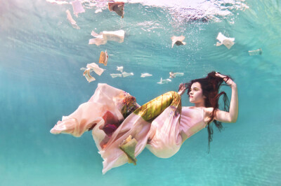 Featured Underwater Fashion Photographer – Ilse Moore