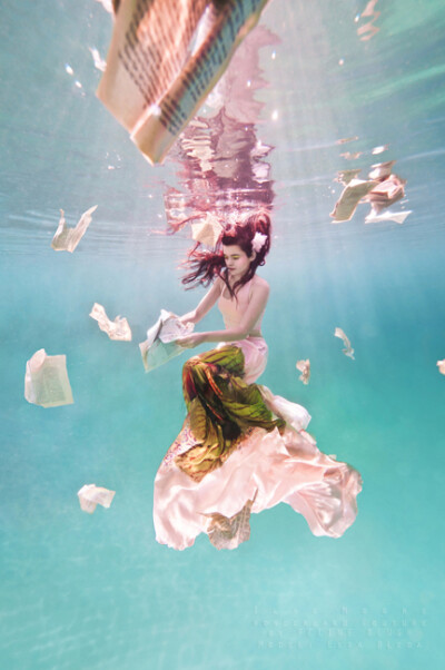 Featured Underwater Fashion Photographer – Ilse Moore