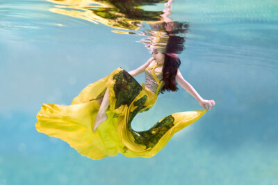 Featured Underwater Fashion Photographer – Ilse Moore