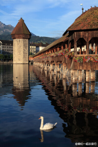 始建于1333年的卡佩尔木桥(Kapellbrucke)，是欧洲最古老的有顶木桥，也是瑞士小城卢塞恩(Lucerne英语/Luzern德语)的象征。桥边水中建有石头砌成的八角形尖顶水塔，廊檐下的梁上有百余幅三角彩绘油画，桥外两侧摆放着…