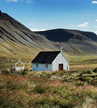 Church in Kaldidalur, Dýrafjörður Iceland. Photo by Gunnar Verrisson 冰岛偏僻角落的一个小教堂