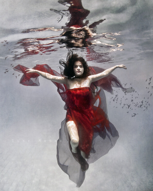 Featured Underwater Fashion Photographer – Ilse Moore