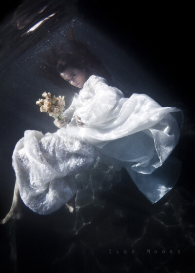 Featured Underwater Fashion Photographer – Ilse Moore