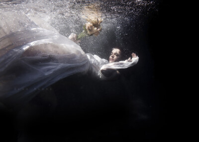 Featured Underwater Fashion Photographer – Ilse Moore