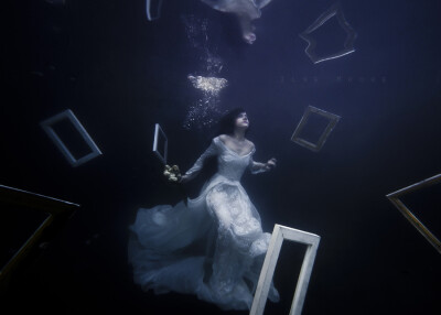 Featured Underwater Fashion Photographer – Ilse Moore