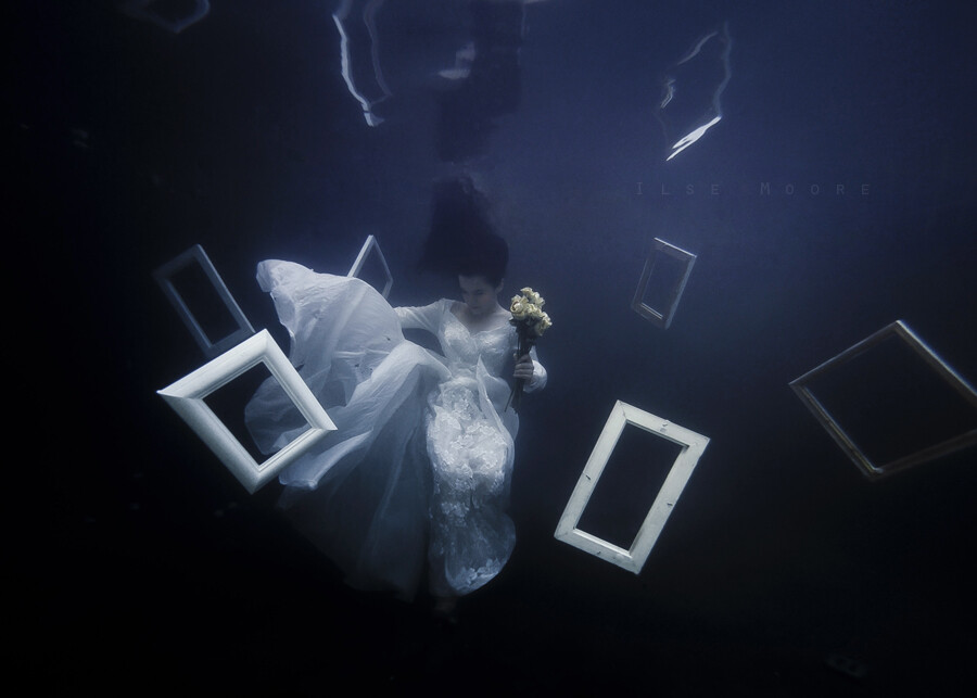 Featured Underwater Fashion Photographer – Ilse Moore