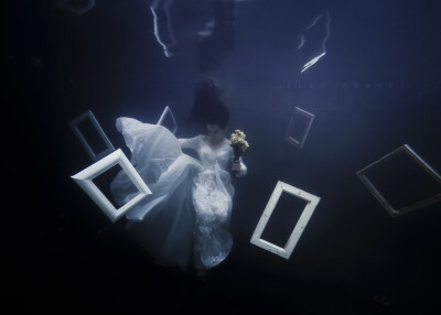 Featured Underwater Fashion Photographer – Ilse Moore