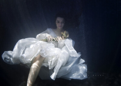 Featured Underwater Fashion Photographer – Ilse Moore