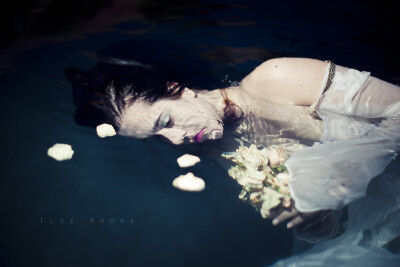 Featured Underwater Fashion Photographer – Ilse Moore