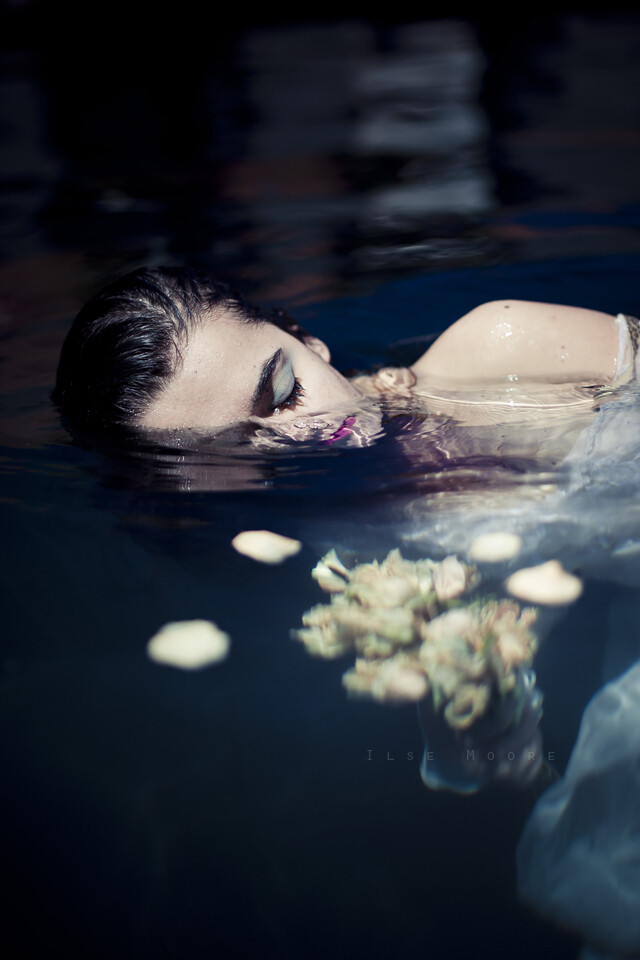 Featured Underwater Fashion Photographer – Ilse Moore