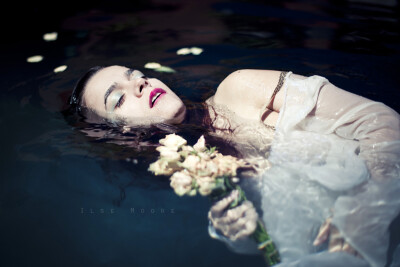 Featured Underwater Fashion Photographer – Ilse Moore