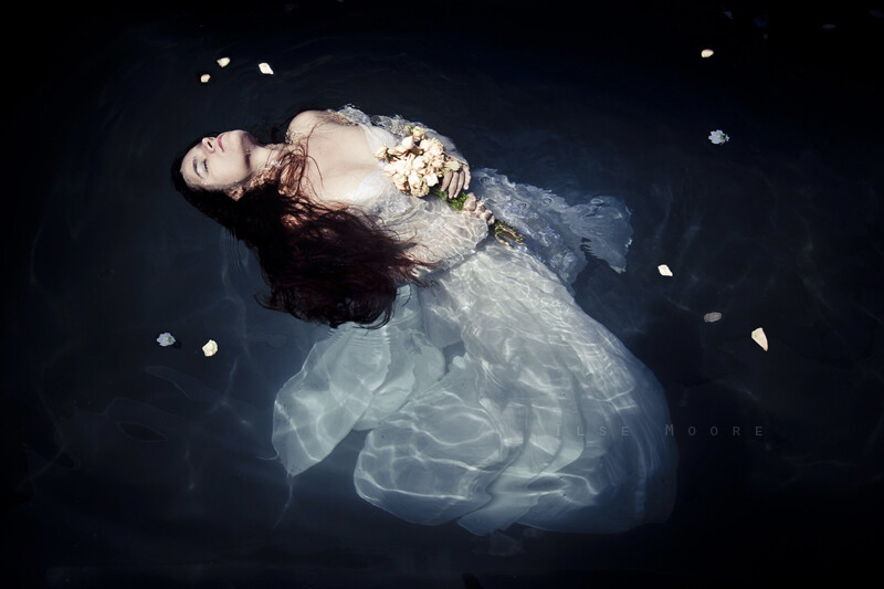 Featured Underwater Fashion Photographer – Ilse Moore