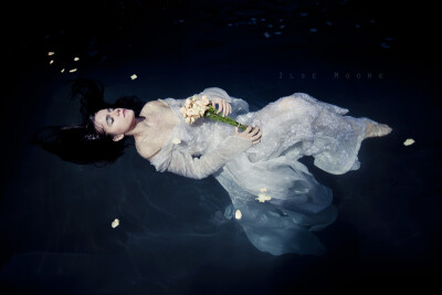 Featured Underwater Fashion Photographer – Ilse Moore