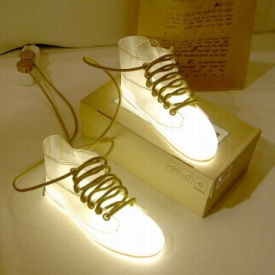 瑞典隆德学校建筑系学生Clara Sjodin设计的鞋灯，曾在2011年斯德哥尔摩“绿色房子”家具展上展出，鞋子造型的台灯，鞋带就是电线，创意非常巧妙的台灯设计。