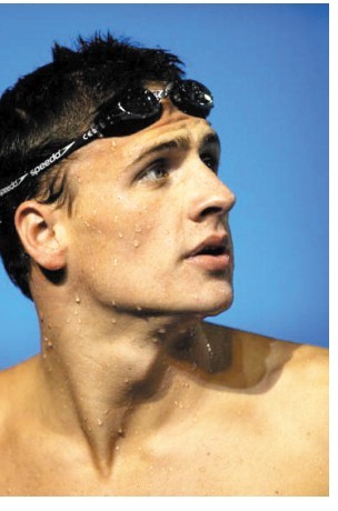 罗切特。Ryan Lochte 美国游泳男运动员。他在世界比赛以致奥运会都有上佳的表现，例如在2004年雅典奥运中在4×200米自由泳接力中代表美国队勇夺金牌，以及在200米混合泳项目中夺得银牌。另外，他在2008年北京奥运会中亦夺得200米混合泳铜牌、400米混合泳铜牌及200米背泳金牌。洛赫特的强项在于背泳以及混合泳，但是他也是一名自由泳接力的泳手。