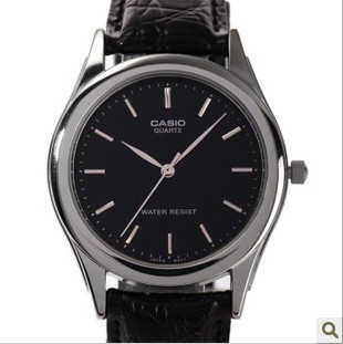 市场价：298RMB CASIO 指针系列简洁大方男表MTP-1093E-1A 优美的质感，时尚的挑战！来吧，数量有限，快点来抢！！ 商品规格表壳：不锈钢材质表带：皮质表镜：矿物水晶玻璃表面表盘：黑色表带：黑色三针计时生活防水尺寸： 30 × 36 × 8 m