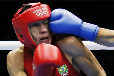  2012年7月29日，伦敦奥运会，来自巴西名叫耶稣的拳手被来自乌兹别克斯坦的Orzubek Shayimov一记重拳击中。