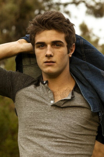 Beau Mirchoff勾人的眼神瞬间秒杀！