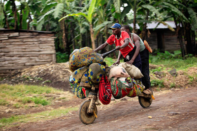 刚果民主共和国 戈马：刚果军方与M23组织爆发新一轮冲突，当地人骑着木自行车带着全部家当逃离。