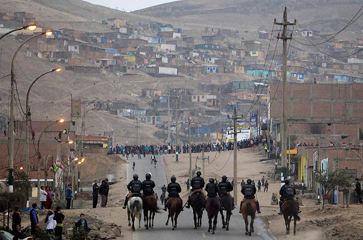 防暴警察：秘鲁，卡亚俄港。在Ventanila区的一个“棚屋镇”（Shanty town），防暴警察面对着非法的居民。