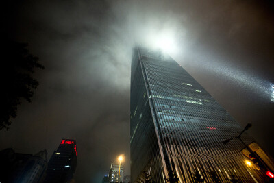 北京暴雨：中国北京遭遇60年一遇的暴雨，已造成4死6伤，图为倾盆大雨中的世贸大厦。