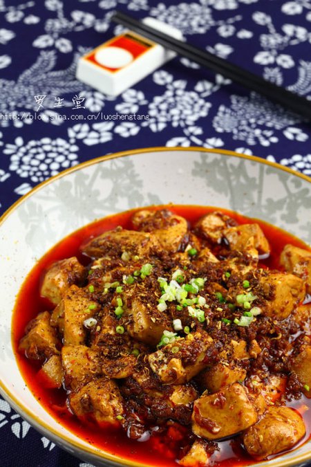 材料 南豆腐 郫县豆瓣 辣椒面 加饭酒 盐 淀粉 牛肉馅 花椒 葱姜蒜 酱油 <br />糖 <br />作法1.葱姜蒜切末，牛肉剁馅，最好有点肥的，豆瓣剁细备用;2.把花椒放干净铁锅里慢慢煸制，干煸，不放油，等到花椒煸到棕红色出锅;3.将炒好的花椒捣碎；4.豆腐切小块，锅坐水至开，水里放点盐和酱油，放入豆腐焯,等水开即可捞起；5.坐锅倒油，油热时倒入牛肉馅炒，炒至变色；6.放入郫县豆瓣和辣椒面继续中小火煸炒;7.放葱姜蒜末炒香;8.加入加饭酒和少许酱油，少许盐，糖，加入水，煮开；9.放入豆腐，中火烧3分钟，最后放水淀粉勾芡，撒上捣好的花椒面即可。