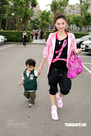 张柏芝手牵Lucas