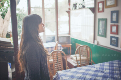 不再看天上太阳透过云彩的光