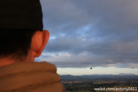 给朋友们讲云治的故事 有人流泪 有人默默点头 有人说我终于写了个故事 有人温柔的笑似乎想到什么／什么是爱呢？ 我不是很聪明 我说不清楚 我认识一些很聪明的人 他们也说不清楚 云治里有一些我平时也会问自己的问题 写着写着找到一些答案了／站在热气球的篮子里 天地之间 有些东西变的非常纯粹起来