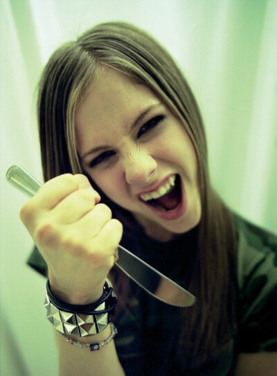 Avril 小虎牙好可爱！