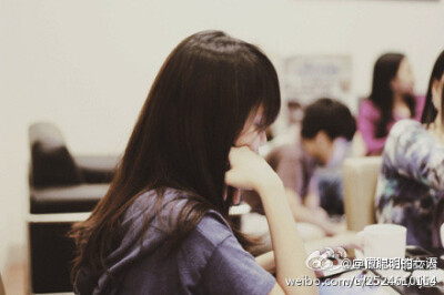  我最怕女孩摆出一副苦样。你对自己都不好，别人怎么会对你好？工作不顺，可以逛街宣泄。感情不顺，可以去多认识男人。对外表不满，可以研究护肤品。生活不顺，可以看书静心。总能找到对自己好的方法，最没用就是摆…