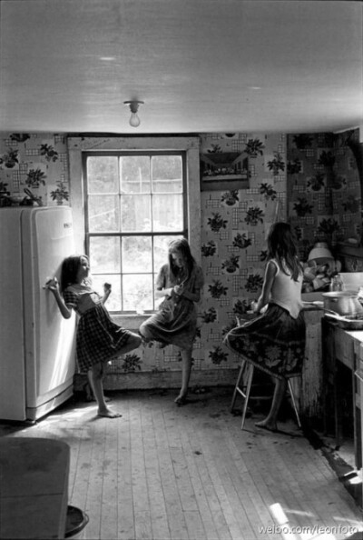 1970s Three bored sisters in Kentucky http://t.cn/zWNYG8U