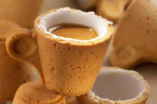 An edible cup, the Lavazza Cookie Cup with espresso - 一种可食用的杯子，拉瓦扎咖啡曲奇杯。