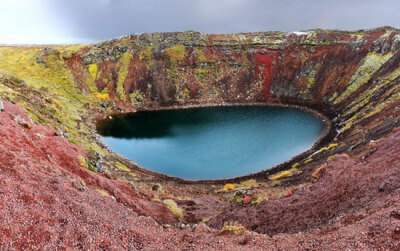 冰岛，Kerid火山湖：Kerid火山湖位于冰岛著名的黄金旅游环线，湖水深55米，宽170米，长270米，有3000年的历史，是当地最主要的三大火山湖之一。大多火山湖周围都是单调的荒原，而Kerid 火山湖周围有很深的五彩苔藓，…