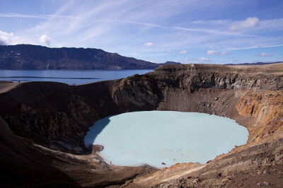 冰岛，阿斯恰火山口：Viti地热火山湖：Viti地热火山湖位于冰岛中部高原地区偏远的地方，这里每年只有450毫米的降水量。这个地方曾经是阿波罗项目的宇航员的训练基地。