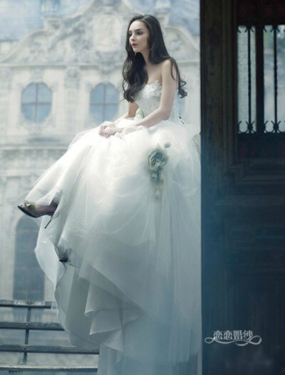 经典的大拖尾纱裙+点缀其中的灰色玫瑰花朵，俏皮可爱的新娘~