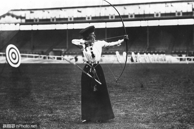 【100年前伦敦奥运会老照片】女子射箭比赛冠军英国选手Queenie Newall.