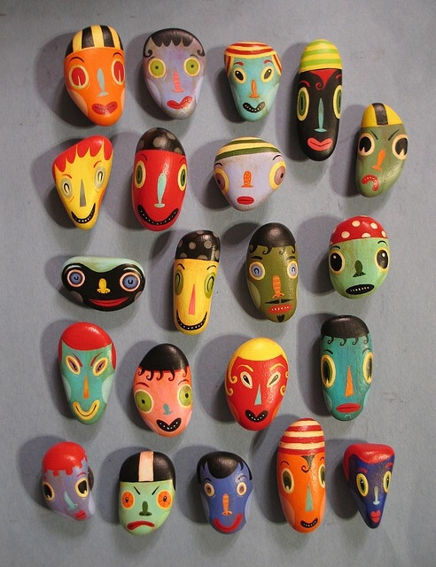 cool painted rocks by beverley 颜色很有感觉啊