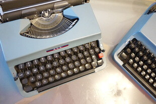成色很好的日本产蓝色全金属机身老式英文打字机