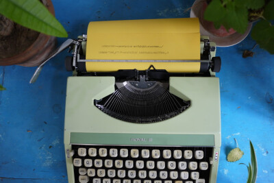 稀少的ROYAL豆绿色便携式金属外壳打字机
