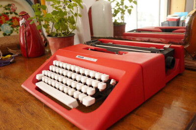 成色很好的意大利产红色OLIVETTI 英文打字机