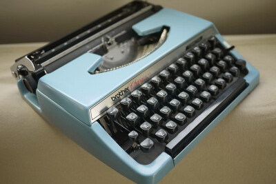 蓝色日本产兄弟牌老式英文打字机-