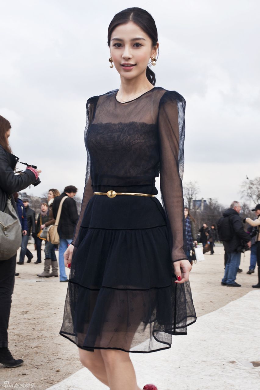 baby巴黎街拍黑色薄纱裙惊艳巴黎的美