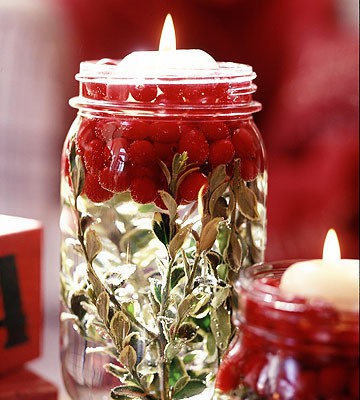 Pretty centerpiece....Wash and dry jars, layer bottom with greenery, add a handful or two of cranberries. Pour water into the jar, causing the cranberries to float to the top. Insert a floating candle.@晓冬知春-视觉生活志