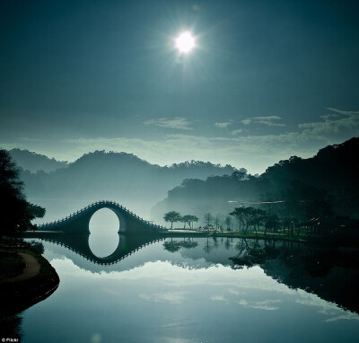 台灣台北市大湖公園的月亮橋的清晨...