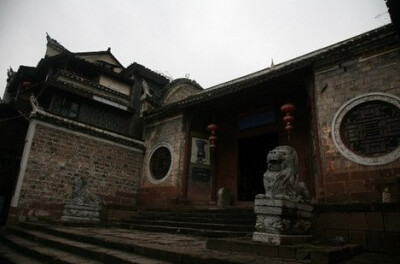 田家祠堂位于沱江北岸的老营哨街，始建于清道光十七年（1837年），为时任钦差大臣、贵州提督的凤凰籍苗族人田兴恕率族人损资兴建。