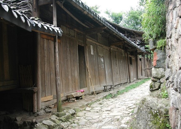 茶马古道风景区在思茅（普洱）州普洱（宁洱）县的那柯里村，区内遗存有一条铺就于崇山峻岭的石子大道——茶马古道。由人工磨制的条石和砾石铺成，石板上深达两厘米的马蹄印是古道的最好见证。 茶马古道源于古代西南边疆的茶马互市，兴于唐宋，盛于明清，二战中后期最为兴盛。茶马古道分川藏、滇藏两路，连接川滇藏，延伸入不丹、锡金、尼泊尔、印度境内，直到西亚、西非红海海岸。滇藏茶马古道大约形成于公元六世纪后期，它南起云南茶叶主产区思茅、普洱，中间经过今天的大理白族自治州和丽江地区、香格里拉进入西藏，直达拉萨。